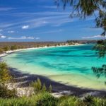 Visite des 3 baies – Déjeuner Royal Sakalava – Visite de la montagne des Français – Nuitée en demi-pension Grand Hôtel / Mer Emeraude – Déjeuner – Diner Kaza – Nuitée en Bed & Breakfast au Grand Hôtel — Diego Suarez & le Nord, Madagascar