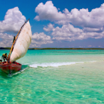 Visite des 3 baies – Déjeuner Royal Sakalava – Visite de la montagne des Français – Nuitée en demi-pension Grand Hôtel / Mer Emeraude – Déjeuner – Diner Kaza – Nuitée en Bed & Breakfast au Grand Hôtel — Diego Suarez & le Nord, Madagascar