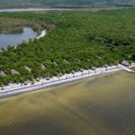Canal des Pangalanes séparé de l'océan par un cordon de sable, côte Est