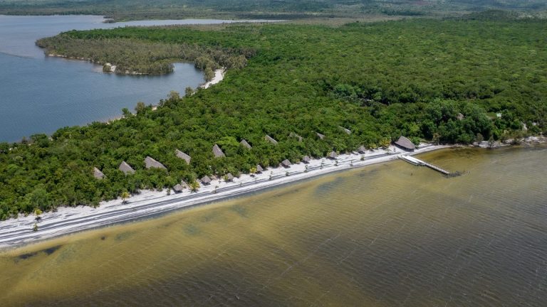 Canal des Pangalanes séparé de l'océan par un cordon de sable, côte Est