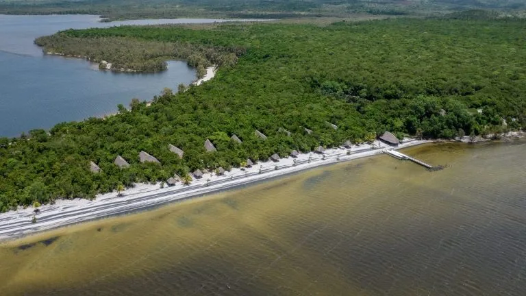 Canal des Pangalanes séparé de l'océan par un cordon de sable, côte Est