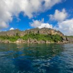 Îles verdoyantes émergeant d'une mer bleue, archipel du nord de Madagascar