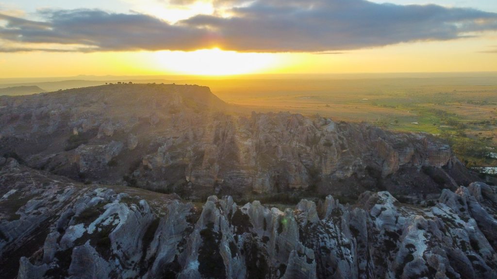 Lumière du couchant sur les reliefs ruiniformes du massif de l'Isalo