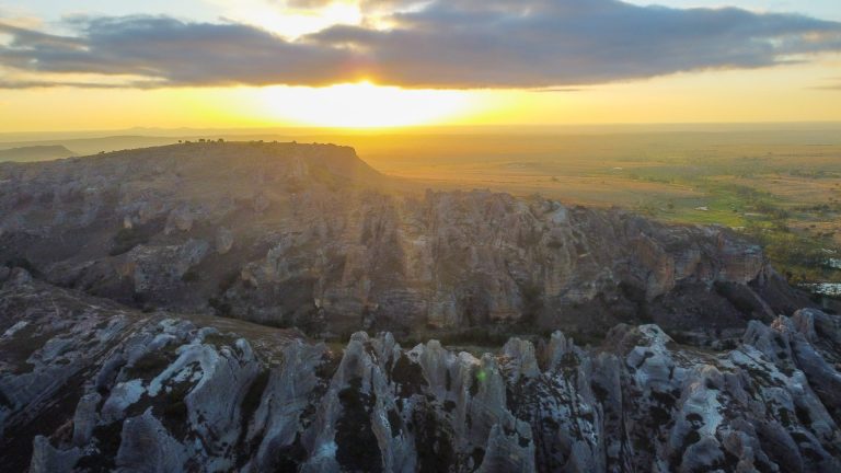 Lumière du couchant sur les reliefs ruiniformes du massif de l'Isalo