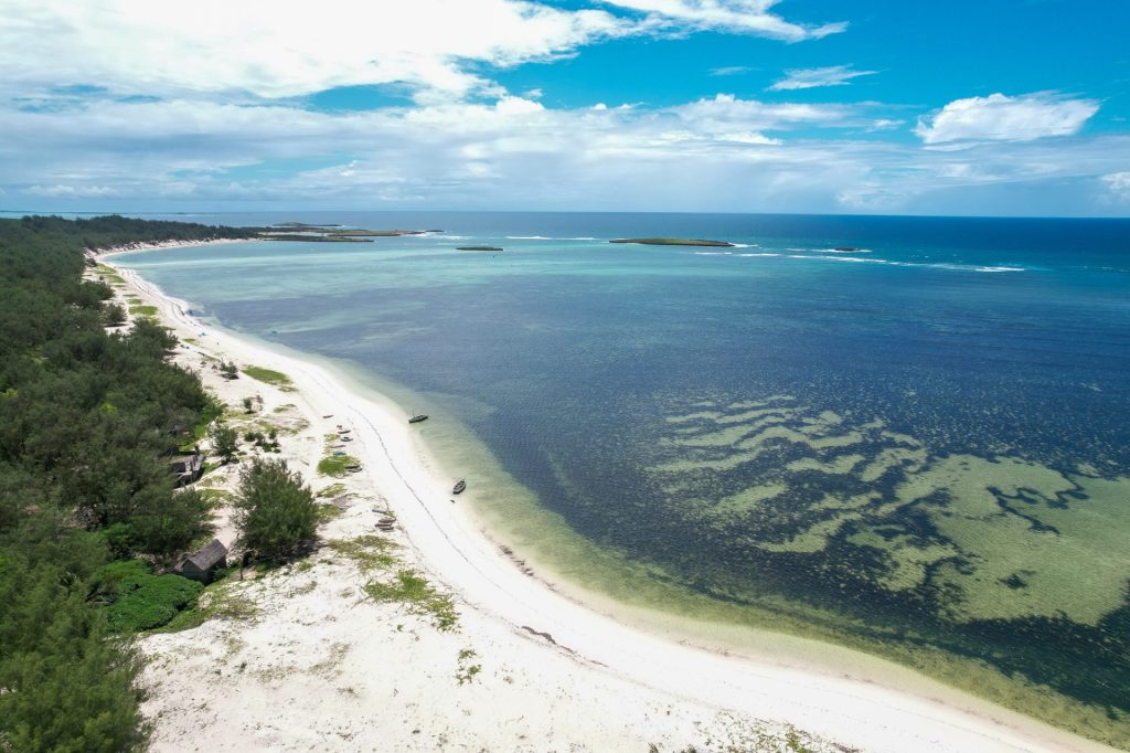 Lagon turquoise de la mer d'Émeraude vu du ciel, près de Diego Suarez
