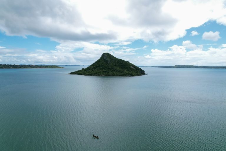 Nosy Lonjo, le pain de sucre, dans la baie de Diego Suarez au nord de Madagascar