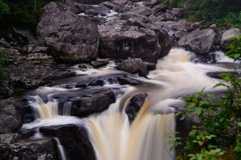 Cascade en forêt humide dans le parc national de Ranomafana