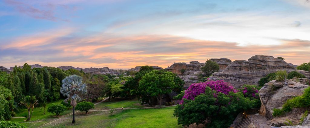 Jardin fleuri et massif de l'Isalo au crépuscule, Relais de la Reine