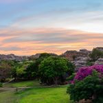 Jardin fleuri et massif de l'Isalo au crépuscule, Relais de la Reine