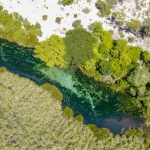 Méandre d'une rivière turquoise dans la brousse sèche, région de Tuléar