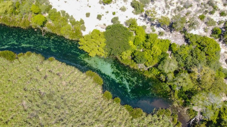 Méandre d'une rivière turquoise dans la brousse sèche, région de Tuléar