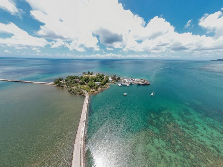 Digue menant à l'îlot Madame dans la baie de Sainte-Marie, vue aérienne