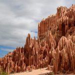 Falaises et pinacles de latérite ocre des Tsingy rouges, nord de Madagascar